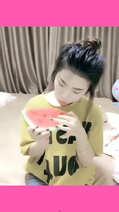 女子吃瓜搞笑